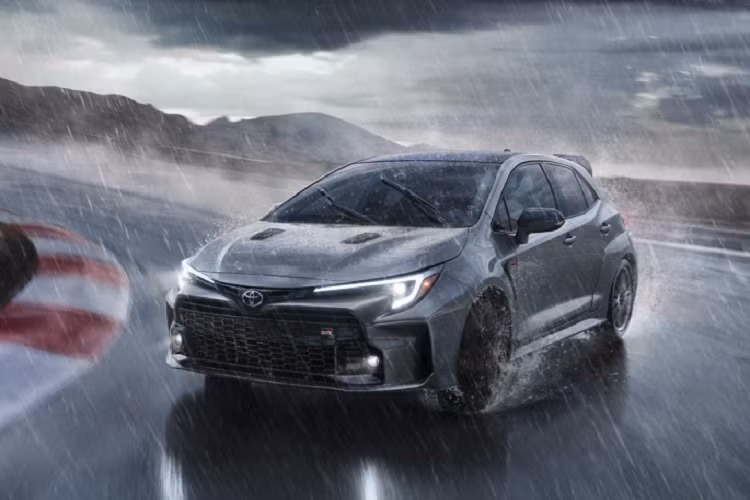 Chưa hết, xe còn có cánh lướt gió bên sườn mới với logo GR-Four, khe gió/logo GR sau chắn bùn trước, bộ khuếch tán gió cỡ lớn phía sau và cửa làm bằng nhôm giống nắp ca-pô để giảm trọng lượng. Đằng sau xe còn xuất hiện 3 ống xả, tương tự đối thủ Honda Civic Type R 2023.