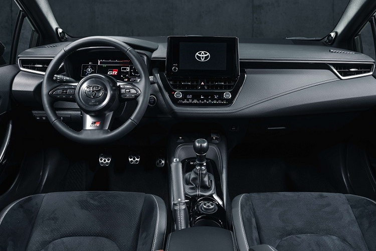 Tương tự người anh em GR Yaris, Toyota GR Corolla 2023 cũng dùng động cơ xăng 3 xi-lanh, tăng áp, dung tích 1.6L, tạo ra công suất tối đa 304 mã lực và mô-men xoắn cực đại 370 Nm. Đây là động cơ 3 xi-lanh sản xuất thương mại mạnh nhất thế giới.