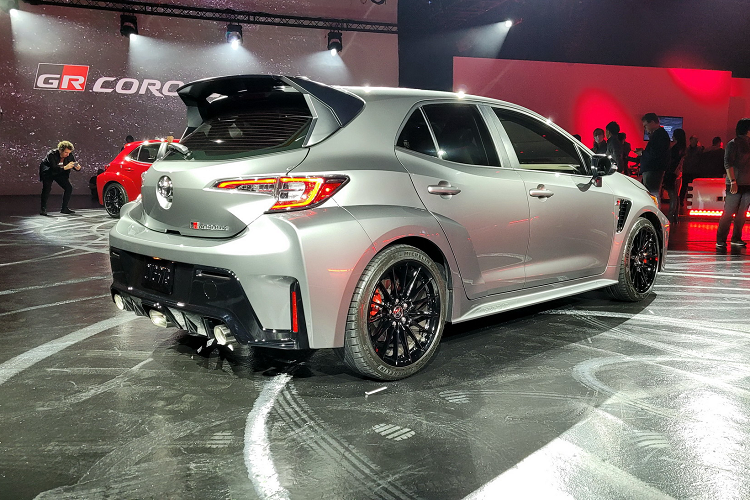 Nhận diện biển báo giao thông, phát hiện điểm mù, cảnh báo phương tiện cắt ngang khi lùi, đèn pha tự động và nhắc nhở còn hành khách phía sau. Cuối cùng là hệ thống treo thanh giằng MacPherson phía trước và tay đòn kép phía sau, đi kèm lò xo, giảm xóc cũng như thanh chống lật cải tiến