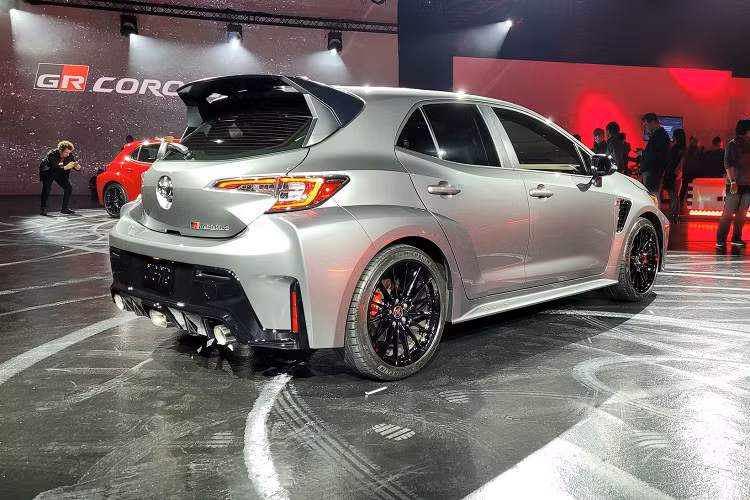 Nhận diện biển báo giao thông, phát hiện điểm mù, cảnh báo phương tiện cắt ngang khi lùi, đèn pha tự động và nhắc nhở còn hành khách phía sau. Cuối cùng là hệ thống treo thanh giằng MacPherson phía trước và tay đòn kép phía sau, đi kèm lò xo, giảm xóc cũng như thanh chống lật cải tiến