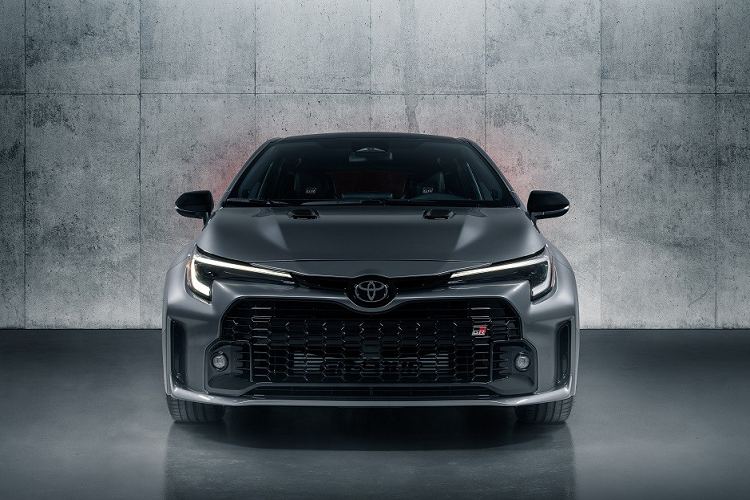 Corolla phiên bản hiệu suất cao đã chính thức trình làng vào tháng 4 năm nay dưới cái tên Toyota GR Corolla 2023 mới. Sau nửa năm, hãng Toyota mới lên kế hoạch giới thiệu mẫu xe này ở thị trường Đông Nam Á để so kè với Honda Civic Type R thế hệ mới.