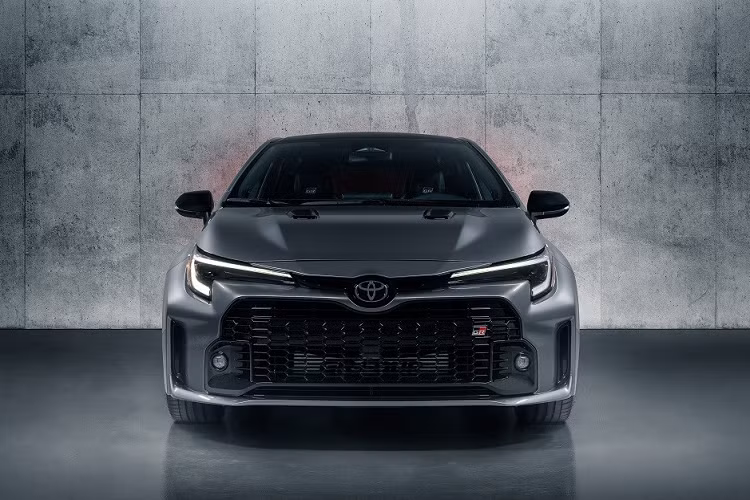 Corolla phiên bản hiệu suất cao đã chính thức trình làng vào tháng 4 năm nay dưới cái tên Toyota GR Corolla 2023 mới. Sau nửa năm, hãng Toyota mới lên kế hoạch giới thiệu mẫu xe này ở thị trường Đông Nam Á để so kè với Honda Civic Type R thế hệ mới.