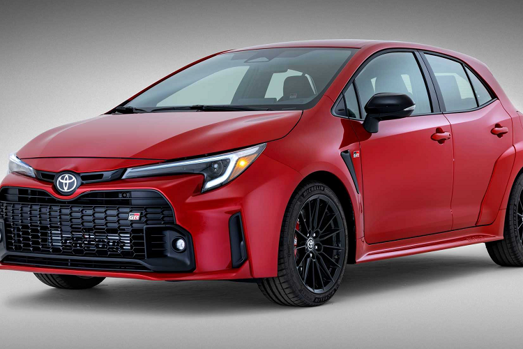 Tương tự bản thường, GR Corolla 2023 cũng có gói công nghệ an toàn chủ động Toyota Safety Sense 3.0 tiêu chuẩn. Nhờ đó, xe có những tính năng như phanh khẩn cấp tự động, có thể phát hiện người đi bộ/xe đạp/mô tô/dải ta-luy, hệ thống kiểm soát hành trình thích ứng, hỗ trợ đưa xe vào giữa làn đường, hỗ trợ giữ làn đường