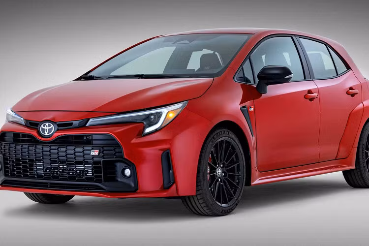 Tương tự bản thường, GR Corolla 2023 cũng có gói công nghệ an toàn chủ động Toyota Safety Sense 3.0 tiêu chuẩn. Nhờ đó, xe có những tính năng như phanh khẩn cấp tự động, có thể phát hiện người đi bộ/xe đạp/mô tô/dải ta-luy, hệ thống kiểm soát hành trình thích ứng, hỗ trợ đưa xe vào giữa làn đường, hỗ trợ giữ làn đường