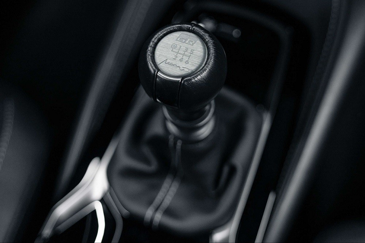 Ngoài ra, Toyota GR Corolla 2023 còn có hộp số sàn 6 cấp và hệ dẫn động 4 bánh toàn thời gian GR-Four AWD với tỷ lệ phân bổ mô-men xoắn giữa 2 cầu là 60:40, 30:70 hoặc 50:50. Nếu đi kèm gói Performance, xe sẽ được trang bị khóa vi sai chống trượt trên cả cầu trước lẫn cầu sau.