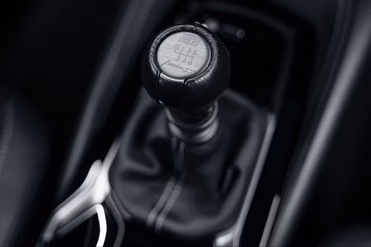 Ngoài ra, Toyota GR Corolla 2023 còn có hộp số sàn 6 cấp và hệ dẫn động 4 bánh toàn thời gian GR-Four AWD với tỷ lệ phân bổ mô-men xoắn giữa 2 cầu là 60:40, 30:70 hoặc 50:50. Nếu đi kèm gói Performance, xe sẽ được trang bị khóa vi sai chống trượt trên cả cầu trước lẫn cầu sau.