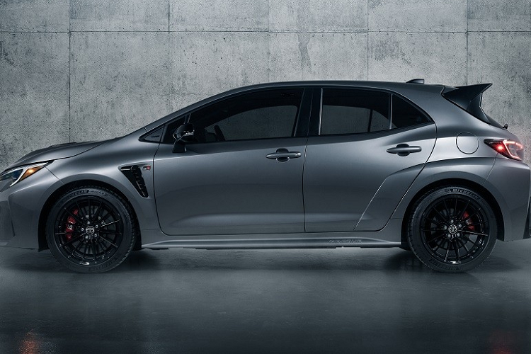 Theo trang tin Autoindustriya, hãng Toyota dự định chỉ phân phối 10 chiếc GR Corolla ở thị trường này. Tuy nhiên, hiện chưa rõ đây là số lượng xe phân phối trong 1 năm hay là lô xe ban đầu bán tại Thái Lan. Trước đó, hãng Toyota cũng chỉ phân phối đúng 71 chiếc GR Yaris ở thị trường Thái Lan.