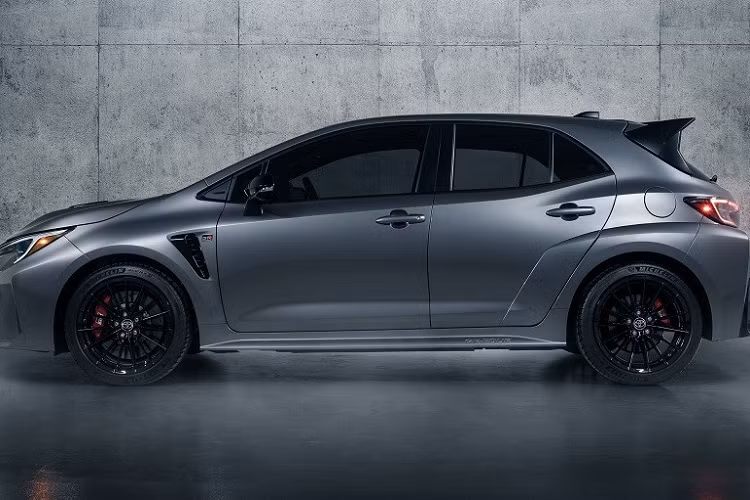 Theo trang tin Autoindustriya, hãng Toyota dự định chỉ phân phối 10 chiếc GR Corolla ở thị trường này. Tuy nhiên, hiện chưa rõ đây là số lượng xe phân phối trong 1 năm hay là lô xe ban đầu bán tại Thái Lan. Trước đó, hãng Toyota cũng chỉ phân phối đúng 71 chiếc GR Yaris ở thị trường Thái Lan.