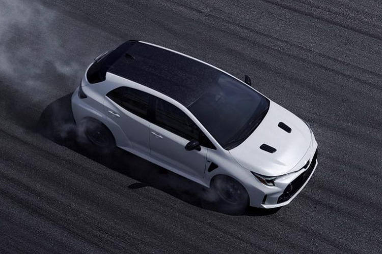 Bên trong GR Corolla 2023, hãng Toyota trang bị ghế thể thao, bộ bàn đạp bằng nhôm, bảng đồng hồ kỹ thuật số 12,3 inch, hệ thống thông tin giải trí Toyota Audio Multimedia mới, đi kèm màn hình cảm ứng 8 inch, hỗ trợ kết nối Apple CarPlay/Android Auto không dây, hệ thống ra lệnh bằng giọng nói với câu lệnh "Hey Toyota", hệ thống định vị dựa trên đám mây và phanh tay cơ.