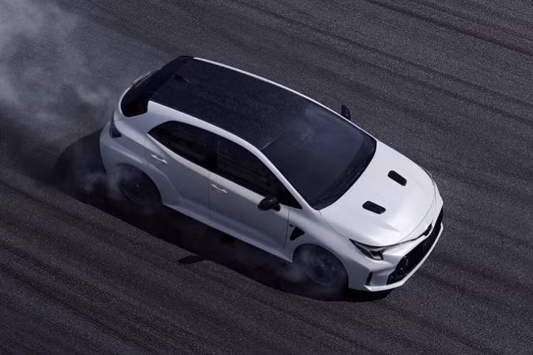 Bên trong GR Corolla 2023, hãng Toyota trang bị ghế thể thao, bộ bàn đạp bằng nhôm, bảng đồng hồ kỹ thuật số 12,3 inch, hệ thống thông tin giải trí Toyota Audio Multimedia mới, đi kèm màn hình cảm ứng 8 inch, hỗ trợ kết nối Apple CarPlay/Android Auto không dây, hệ thống ra lệnh bằng giọng nói với câu lệnh "Hey Toyota", hệ thống định vị dựa trên đám mây và phanh tay cơ.