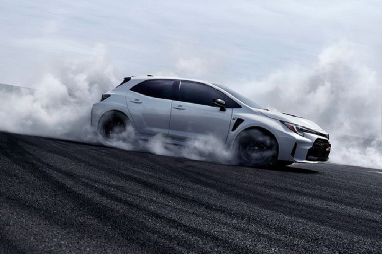 Hệ thống phanh của xe bao gồm cùm phanh 4 piston trên bánh trước và 2 piston đằng sau. Hiện chưa rõ giá xe Toyota GR Corolla 2023 tại thị trường Thái Lan. Rất có thể sau Thái Lan, mẫu xe hiệu suất cao này có được phân phối tại Việt Nam hay không.