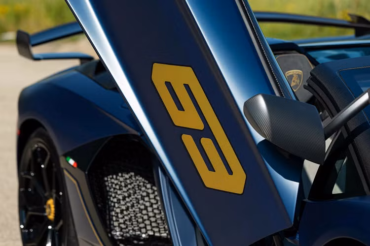 Trong khi đó 63 là mốc đánh dấu việc 63 năm thành lập của Lamborghini vào năm 2020. So với Aventador SV, SVJ tăng 40% lực ép xuống mặt đường