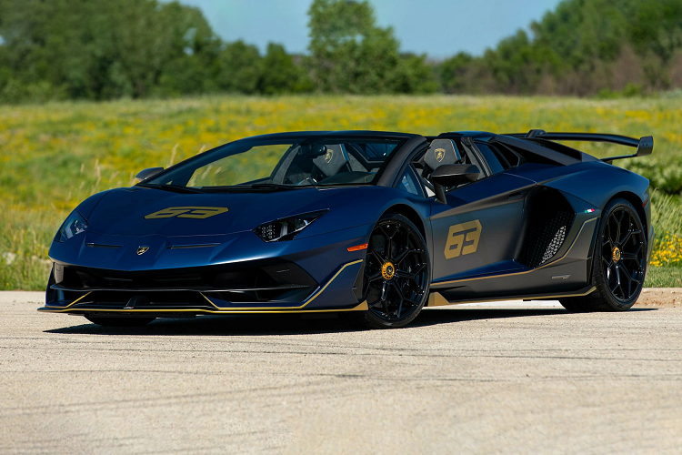 Chiếc siêu xe Lamborghini Aventador SVJ 63 Roadster hàng hiếm này có ODO chỉ vỏn vẹn 559 km. Ngoại thất xe sở hữu màu sơn xanh dương nhám Blu Emera, đi kèm những đường chỉ, logo 63, logo SVJ màu vàng đồng tạo điểm nhấn.