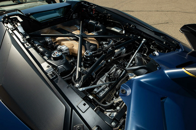 Siêu xe Lamborghini Aventador SVJ 63 Roadster sở hữu khối động cơ V12, dung tích 6.5L hút khí tự nhiên, sản sinh công suất 770 mã lực và mô-men xoắn 720 Nm, xe có khả năng tăng tốc từ 0 lên 100 km/h chỉ trong 2,8 giây, trước khi đạt vận tốc tối đa 352 km/h.