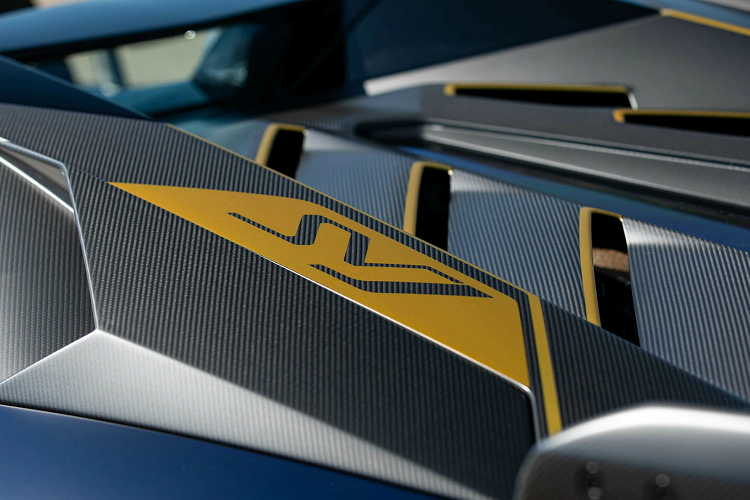 SVJ là viết tắt của Super Veloce Jota, tên gọi dành cho những biến thể nâng cấp cho trường đua, đi kèm thiết kế ấn tượng và nhiều công nghệ tân tiến nhất của Lamborghini.