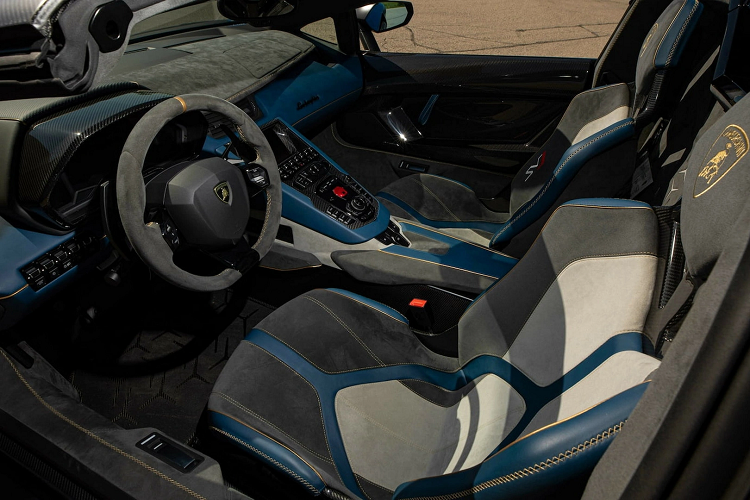 Bên trong nội thất, xe được phối ba tông màu đen, trắng và xanh dương, đi kèm đường chỉ khâu màu vàng. Ghế ngồi là loại thể thao với phần lưng làm từ sợi carbon.