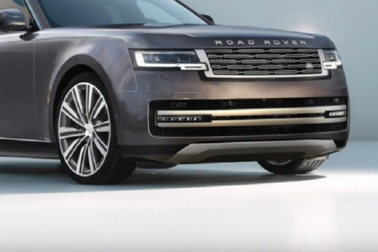 Tấm bảo vệ gầm phía trước và sau của mẫu SUV hạng sang đều được giữ lại. Đuôi xe cũng có đầy đủ các đặc trưng thiết kế của một chiếc xe sedan Range Rover mới, bao gồm đèn hậu, cản sau và bộ khuếch tán.