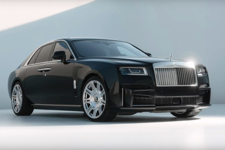 Tất nhiên, các chi tiết này cũng được định hình lại với phần thân của Ghost. Những điểm mới khác bao gồm bản lề cửa sau từ trụ B sang trụ C được định vị lại, tay nắm cửa phẳng, xóa bỏ đường viền chắn bùn trước và mâm xe mới.