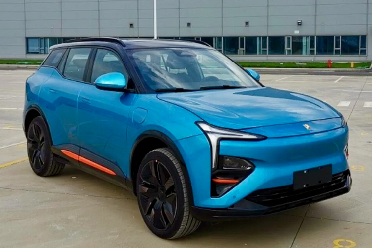 Đối với một mẫu xe điện như Hengchi 5, nội thất như vậy quá đủ dùng. Nói về hiệu suất, Hengchi 5 có một động cơ điện duy nhất trên cầu trước cho công suất 204 mã lực và 345 Nm ở mô men xoắn cực đại. Đối với khả năng tăng tốc từ vị trí xuất phát lên 100 km/h của xe Hengchi 5 sẽ mất thời gian 7,8 giây. Vì vậy, nó không có được những lợi ích về hiệu suất mà nhiều người mong đợi từ EV.