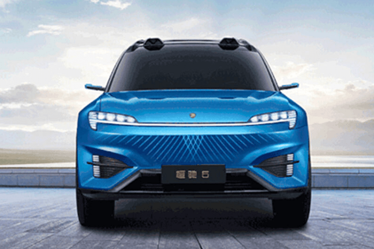 Cả 3 màn hình này có kết nối 5G và hoạt động trong hệ sinh thái Baidu. Hengchi 5 có vô lăng thể thao với đáy phẳng, trên bảng điều khiển trung tâm chúng ta có thể thấy một đế sạc điện thoại không dây, nút Start/Stop và còn một số nút cứng khác. Cần số nằm sau tay lái giúp nội thất xe Hengchi 5 trông gọn gàng hơn.