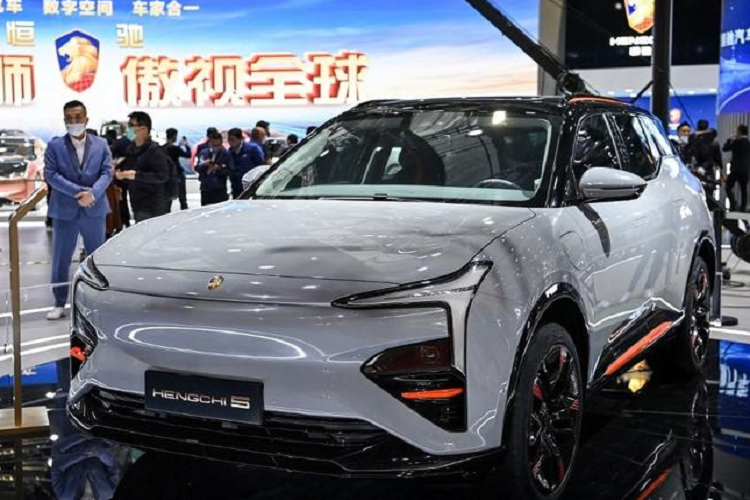 Tuy nhiên, giá xe Hengchi 5 khá rẻ chỉ từ 179.000 nhân dân tệ. Một điểm cộng khác của Hengchi 5 chính là việc khách cọc mua xe chỉ phải để lại tiền "giữ xe" tương đương 3,46 triệu đồng và hãng sẽ hoàn lại tiền đầy đủ cho người mua nếu họ đổi ý trong vòng 15 ngày kể từ ngày nhận chìa khóa.
