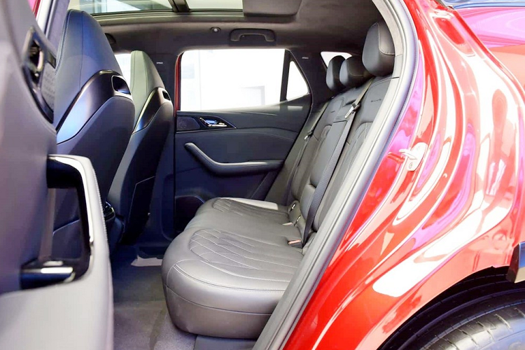 Nhìn từ phần đầu xe, Hengchi 5 gây thiện cảm với thiết kế rất thời trang, xe sử dụng đèn pha LED hình chữ Y ngược với 2 phần trên cùng kéo ra đầu xe và xuống hốc gió trước, 2 hốc gió bên hông xe mở rộng, có tích hợp đèn sương mù LED và cùng thanh ngang màu đỏ, tạo điểm nhấn. Hốc gió giữa của Hengchi 5 cũng rất nổi bật.