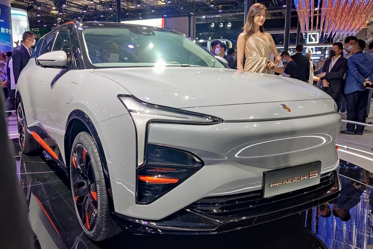 Xe có kiểu dáng khí động học mượt mà với tay nắm cửa có thể thu vào bên trong khá tiện lợi như cách mà hãng xe Mercedes-Benz đã lần đầu đưa lên xe sang đầu bảng của mình là S-Class thế hệ mới. Xe còn được trang bị bộ mâm 5 chấu kép mô phỏng 3D rất thời trang được sơn 2 màu tương phản. Nẹp sườn lớn hay chắn bùn sơn đen là điểm nhấn. Vòng ra phía đuôi xe, đèn hậu hình boomerang của xe Hengchi 5 lại gây ấn tượng mạnh.