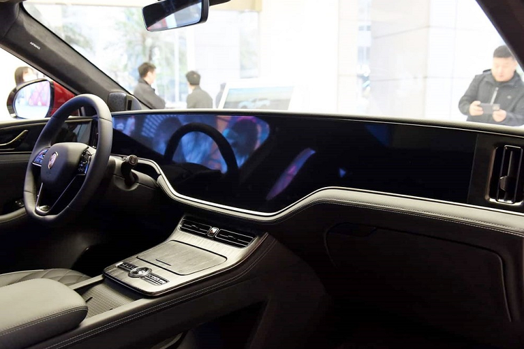 Những chiếc xe đến từ Trung Quốc khiến không ít người bất ngờ, ngã ngửa với thiết kế na ná các hãng xe sang như Porsche, Range Rover, Mercedes-Benz hay đôi khi còn sao y bản chính của Honda và Toyota. Với xe điện ôtô Hengchi 5, thiết kế đã trở nên độc lập, nó là một chiếc SUV có 5 chỗ ngồi. Kích thước của nó lần lượt là dài x rộng x cao là 4725x1925x1676 mm và chiều dài cơ sở 2780 mm.