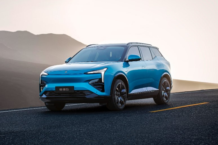 Hengchi 5 có sẵn trong 6 phối màu bao gồm xanh dương, đỏ, xám, đen, trắng, nâu, tất cả phối màu này có thể đi cùng mui màu đen để tạo sự tương phản. Mở cửa bước vào trong khoang lái, bạn dễ tìm thấy sự hiện đại và sành điệu của Hengchi 5 qua 3 màn hình và cửa sổ trời lớn. Trong đó, xe có hai màn hình 10,25 inch cho người lái và hành khách và màn hình giải trí có kích thước 14,6 inch.