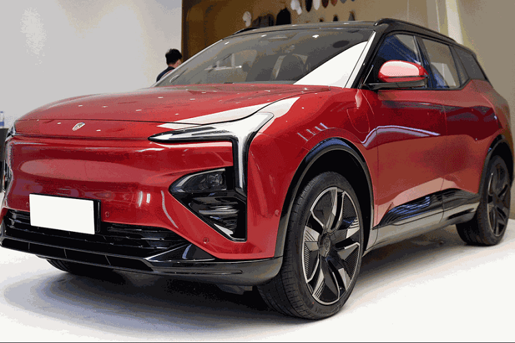 Tổ chức xếp hạng tín dụng này cho biết, Evergrande đã không có động thái gì về yêu cầu xác nhận các khoản trả lãi trên từ hãng, do đó, Fitch đã kết luận rằng các khoản lãi này vẫn chưa được thanh toán. Theo Hãng tin Bloomberg, đây có thể là khởi đầu cho sự sụp đổ của Evergrande - đế chế bất động sản khổng lồ do tỉ phú Hui Ka Yan xây dựng cách đây 25 năm.