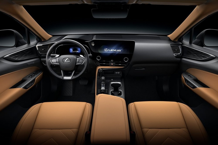 Ở đằng sau, mẫu SUV hạng sang này có thêm đèn hậu LED mới, nối với nhau bằng dải đèn LED ở giữa. Trong khi đó, logo của hãng được thay bằng tem chữ nổi "Lexus". So với ngoại thất, nội thất của Lexus NX 2022 thay đổi nhiều hơn với màn hình thông tin giải trí dạng cảm ứng 9,8 inch hoặc 14 inch, tùy phiên bản, nằm độc lập trên mặt táp-lô và hướng về phía người lái. Màn hình này hỗ trợ hỗ trợ Apple CarPlay/Android Auto và tính năng ra lệnh bằng giọng nói dạng trợ lý ảo mới.