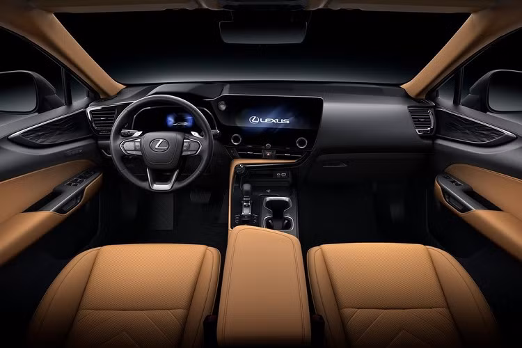 Ở đằng sau, mẫu SUV hạng sang này có thêm đèn hậu LED mới, nối với nhau bằng dải đèn LED ở giữa. Trong khi đó, logo của hãng được thay bằng tem chữ nổi "Lexus". So với ngoại thất, nội thất của Lexus NX 2022 thay đổi nhiều hơn với màn hình thông tin giải trí dạng cảm ứng 9,8 inch hoặc 14 inch, tùy phiên bản, nằm độc lập trên mặt táp-lô và hướng về phía người lái. Màn hình này hỗ trợ hỗ trợ Apple CarPlay/Android Auto và tính năng ra lệnh bằng giọng nói dạng trợ lý ảo mới.