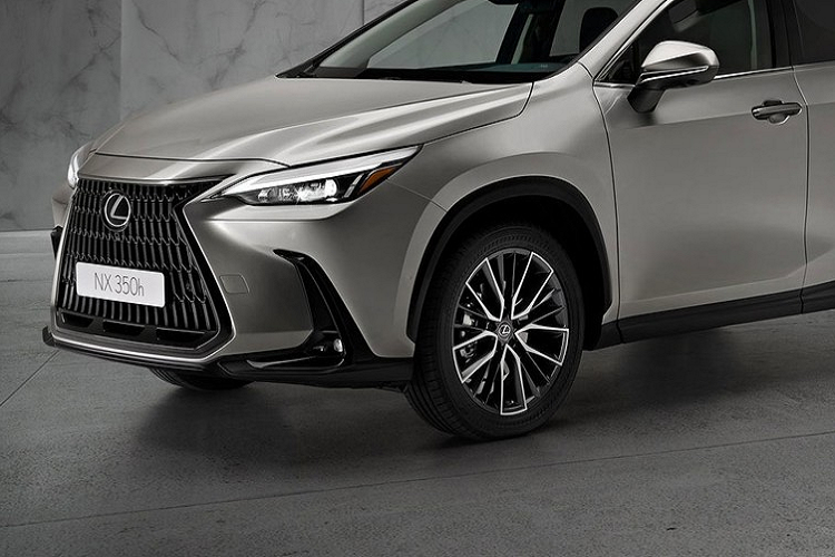 Điểm nhấn còn lại của Lexus NX 2022 là gói công nghệ an toàn Lexus Safety Sense+. Gói này có hệ thống ngăn va chạm sớm, hệ thống kiểm soát hành trình bằng radar, cảnh báo chệch làn đường, hỗ trợ bám làn đường, nhận biết biển báo giao thông và hỗ trợ lái xe chủ động.