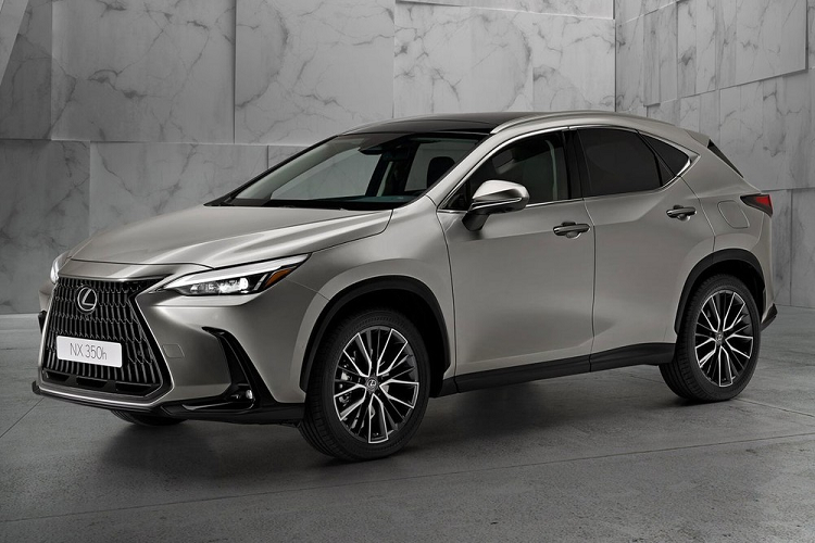 Nằm bên dưới nắp ca-pô của Lexus NX 350h 2022 là hệ truyền động hybrid bao gồm máy xăng 4 xi-lanh, dung tích 2.5L và mô-tơ điện. Hệ truyền động này có công suất tổng cộng 239 mã lực và đồng hành với hệ dẫn động FWD hoặc AWD. Thời gian tăng tốc từ 0-96 km/h của Lexus NX 350h 2022 là 7,2 giây.