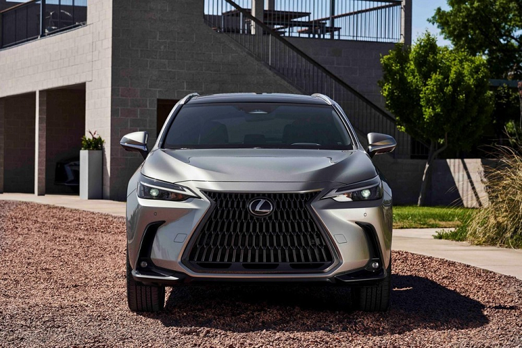 Lexus NX thế hệ mới đã chính thức ra mắt toàn cầu vào cuối năm ngoái. Trong tháng 4 này, Lexus NX 2022 mới dự kiến sẽ được giới thiệu tại thị trường Việt Nam. Hiện đại lý chính hãng đã bắt đầu nhận đặt cọc dành cho Lexus NX thế hệ mới. Tại Việt Nam, mẫu SUV hạng sang này có 2 phiên bản là NX 350h và NX F SPORT.
