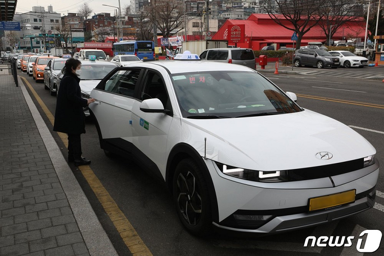 Cũng theo cánh tài xế taxi, ô tô điện rộng rãi, nhất là hàng ghế sau, và chạy êm hơn xe dùng động đốt trong, nên khách hàng hài lòng hơn. Ngoài ra, so với xe dùng động cơ đốt trong truyền thống, ô tô điện còn có chi phí bảo dưỡng thấp hơn và không tốn tiền nhiên liệu. Theo một phân tích tại Hàn Quốc, ô tô điện ở nước này hiện vẫn có giá khá cao nên không phải ai cũng có thể mua được.