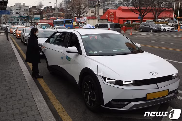 Cũng theo cánh tài xế taxi, ô tô điện rộng rãi, nhất là hàng ghế sau, và chạy êm hơn xe dùng động đốt trong, nên khách hàng hài lòng hơn. Ngoài ra, so với xe dùng động cơ đốt trong truyền thống, ô tô điện còn có chi phí bảo dưỡng thấp hơn và không tốn tiền nhiên liệu. Theo một phân tích tại Hàn Quốc, ô tô điện ở nước này hiện vẫn có giá khá cao nên không phải ai cũng có thể mua được.