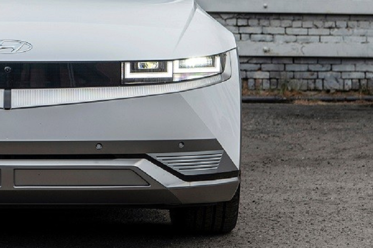 Cách đây không lâu, nhân viên tư vấn bán hàng tại đại lý đã báo giá dự kiến cho mẫu ôtô điện này, lên đến 1,9 tỷ đồng. Theo nhân viên tư vấn bán hàng, thời gian chờ nhận xe là khoảng 1-2 tháng. Với giá xe Hyundai Ioniq 5 tại Việt Nam đang chào bán, nó sẽ đắt hơn nhiều so với đối thủ cùng phân khúc là VinFast VF8.