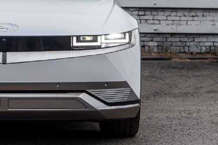 Cách đây không lâu, nhân viên tư vấn bán hàng tại đại lý đã báo giá dự kiến cho mẫu ôtô điện này, lên đến 1,9 tỷ đồng. Theo nhân viên tư vấn bán hàng, thời gian chờ nhận xe là khoảng 1-2 tháng. Với giá xe Hyundai Ioniq 5 tại Việt Nam đang chào bán, nó sẽ đắt hơn nhiều so với đối thủ cùng phân khúc là VinFast VF8.