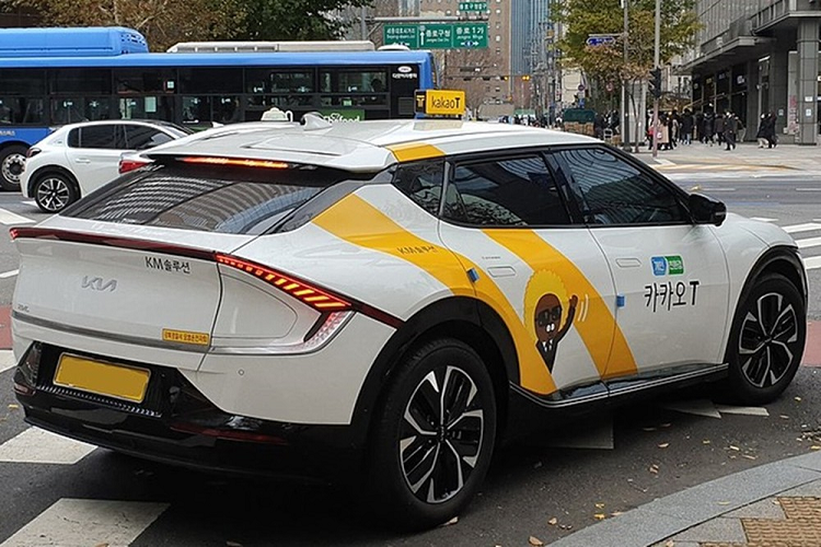 Trong số những mẫu ôtô điện thường được dùng làm xe taxi tại Hàn Quốc, Hyundai Ioniq 5 đứng đầu về số lượng với 3.453 chiếc được đăng ký trong 7 tháng đầu năm nay. Đứng ngay phía sau Hyundai Ioniq 5 là "người anh em" cùng tập đoàn Kia EV6 với 2.434 chiếc được đăng ký làm xe taxi. Mẫu ôtô điện được các hãng taxi ưa chuộng thứ 3 tại Hàn Quốc là Kia Niro EV với 1.702 chiếc. Ngoài ra, còn có 2 chiếc Genesis G80 và 1 chiếc Genesis GV70 được đăng ký làm xe taxi cao cấp.
