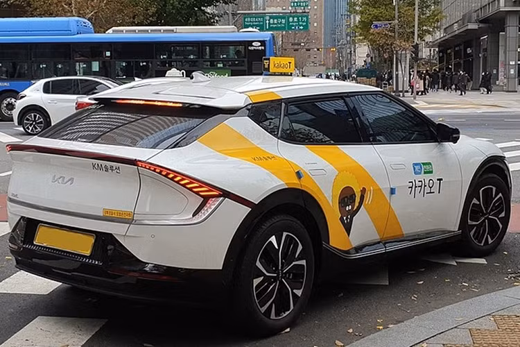 Trong số những mẫu ôtô điện thường được dùng làm xe taxi tại Hàn Quốc, Hyundai Ioniq 5 đứng đầu về số lượng với 3.453 chiếc được đăng ký trong 7 tháng đầu năm nay. Đứng ngay phía sau Hyundai Ioniq 5 là "người anh em" cùng tập đoàn Kia EV6 với 2.434 chiếc được đăng ký làm xe taxi. Mẫu ôtô điện được các hãng taxi ưa chuộng thứ 3 tại Hàn Quốc là Kia Niro EV với 1.702 chiếc. Ngoài ra, còn có 2 chiếc Genesis G80 và 1 chiếc Genesis GV70 được đăng ký làm xe taxi cao cấp.