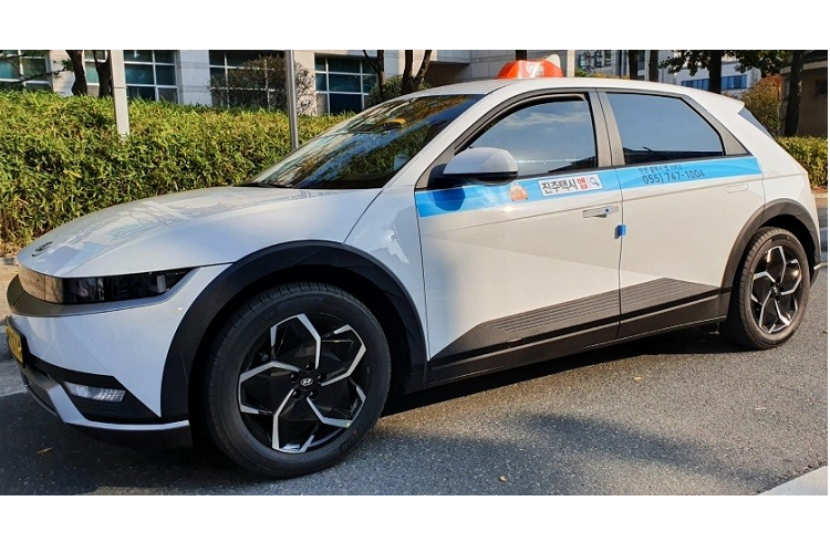 Tất nhiên, xe cũng có bộ sạc DC 350 kW siêu nhanh, cho phép tăng dung lượng pin từ 10% lên 80% trong thời gian chỉ 18 phút. Thời gian sạc từ 20% lên 80% của bộ sạc nhanh DC 50 kW là 56 phút. Cuối cùng là bộ sạc AC Portable 10,9 kW với thời gian sạc đầy pin là 6,6 tiếng. Ngoài Hyundai Ioniq 5, trong thời gian tới, thị trường Việt Nam còn đón nhận thêm một mẫu ô tô điện Hàn Quốc nữa, đó là Kia EV6.