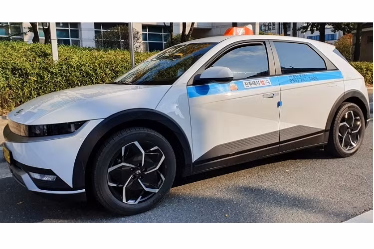 Tất nhiên, xe cũng có bộ sạc DC 350 kW siêu nhanh, cho phép tăng dung lượng pin từ 10% lên 80% trong thời gian chỉ 18 phút. Thời gian sạc từ 20% lên 80% của bộ sạc nhanh DC 50 kW là 56 phút. Cuối cùng là bộ sạc AC Portable 10,9 kW với thời gian sạc đầy pin là 6,6 tiếng. Ngoài Hyundai Ioniq 5, trong thời gian tới, thị trường Việt Nam còn đón nhận thêm một mẫu ô tô điện Hàn Quốc nữa, đó là Kia EV6.