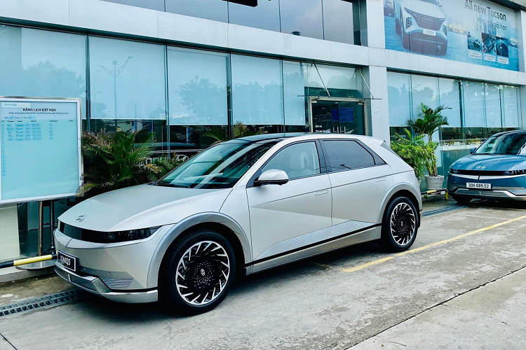 Nguồn cung cấp sức mạnh cho Hyundai Ioniq 5 là mô-tơ điện nằm trên cầu sau với công suất tối đa 215 mã lực và mô-men xoắn cực đại 350 Nm. Kết hợp với mô-tơ điện này là cụm pin 72,6 kWh, cho phép xe chạy được 450 km sau khi sạc đầy. TC Motor cho biết, bộ sạc chậm đi kèm theo Hyundai Ioniq 5 là loại 3 kW nên thời gian tăng dung lượng pin từ 10% lên 100% sẽ dao động từ 20 - 24 tiếng đồng hồ.