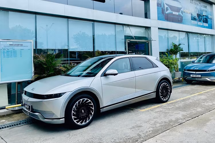 Nguồn cung cấp sức mạnh cho Hyundai Ioniq 5 là mô-tơ điện nằm trên cầu sau với công suất tối đa 215 mã lực và mô-men xoắn cực đại 350 Nm. Kết hợp với mô-tơ điện này là cụm pin 72,6 kWh, cho phép xe chạy được 450 km sau khi sạc đầy. TC Motor cho biết, bộ sạc chậm đi kèm theo Hyundai Ioniq 5 là loại 3 kW nên thời gian tăng dung lượng pin từ 10% lên 100% sẽ dao động từ 20 - 24 tiếng đồng hồ.