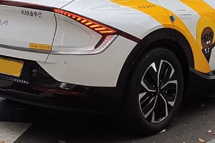 Được phát triển dựa trên cơ sở gầm bệ E-GMP dành riêng cho ô tô điện của tập đoàn Hyundai, Ioniq 5 sở hữu kích thước khá lớn, bao gồm chiều dài 4.635 mm, chiều rộng 1.890 mm, chiều cao 1.605 mm và chiều dài cơ sở 3.000 mm. Ngoài ra, xe còn có thể tích khoang hành lý 527 lít hoặc 1.587 lít nếu ghế sau gập xuống.