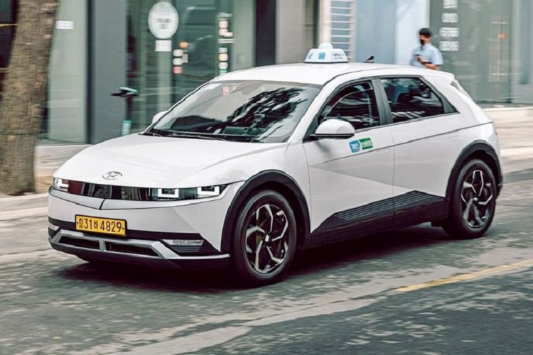 Theo dữ liệu của Bộ Giao thông Hàn Quốc, trong 7 tháng đầu năm nay, đã có tổng cộng 20.296 chiếc ôtô mới được đăng ký làm xe taxi ở nước này. Trong đó, có đến 7.394 chiếc ôtô điện, chiếm 36,4%. So với con số 1.029 chiếc vào thời điểm năm 2019, lượng ôtô điện dùng làm xe taxi tại Hàn Quốc đã tăng mạnh.