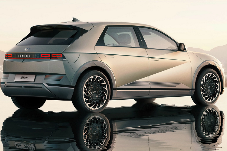 Chưa hết, xe còn có gói công nghệ an toàn chủ động Hyundai SmartSense, bao gồm những tính năng an toàn như cảnh báo điểm mù, cảnh báo phương tiện cắt ngang khi lùi tích hợp hỗ trợ phanh, hỗ trợ giữ làn đường, hỗ trợ bám làn đường, cảnh báo khi phương tiện phía trước khởi hành, hệ thống kiểm soát hành trình thích ứng, hỗ trợ đèn pha, cảnh báo va chạm phía trước và cảnh báo va chạm khi mở cửa.