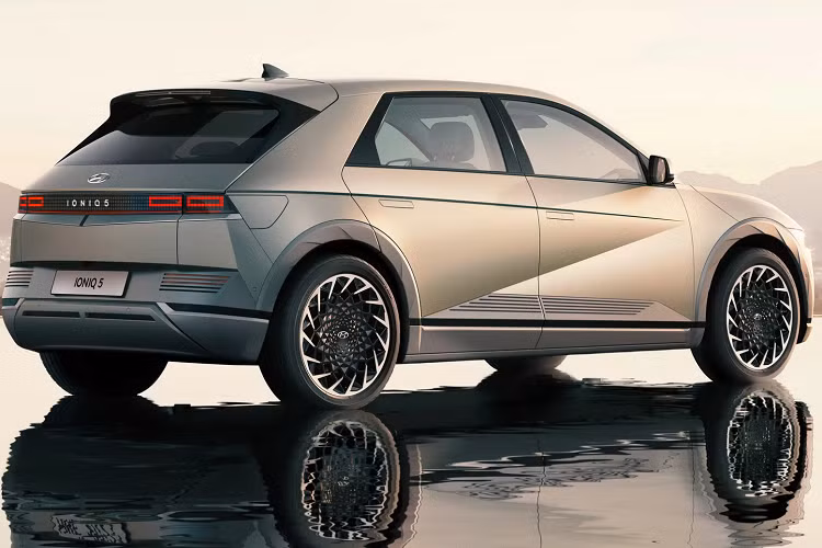 Chưa hết, xe còn có gói công nghệ an toàn chủ động Hyundai SmartSense, bao gồm những tính năng an toàn như cảnh báo điểm mù, cảnh báo phương tiện cắt ngang khi lùi tích hợp hỗ trợ phanh, hỗ trợ giữ làn đường, hỗ trợ bám làn đường, cảnh báo khi phương tiện phía trước khởi hành, hệ thống kiểm soát hành trình thích ứng, hỗ trợ đèn pha, cảnh báo va chạm phía trước và cảnh báo va chạm khi mở cửa.