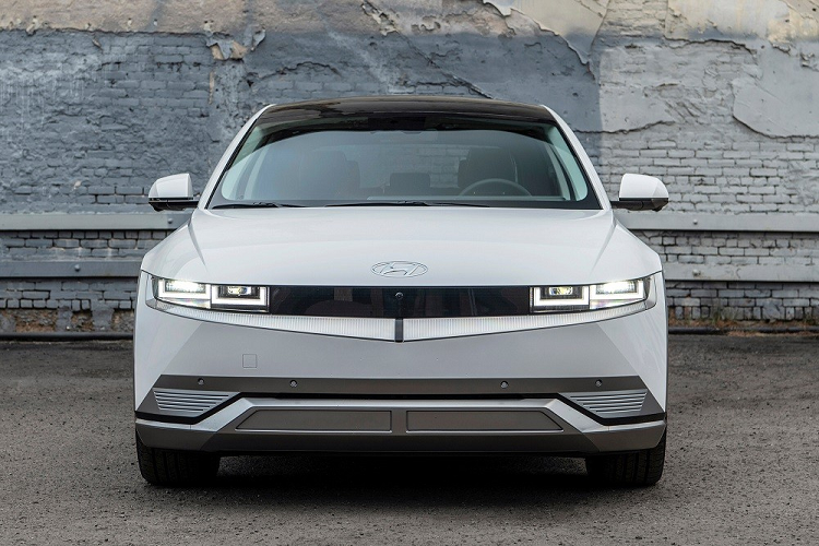 Do đó, việc sử dụng ô tô điện làm xe taxi sẽ giúp người dân có cơ hội trải nghiệm trực tiếp hơn. Được biết, chính phủ Hàn Quốc hiện có chính sách ưu đãi 2 triệu Won (khoảng 34,6 triệu Won) cho những người mua ô tô điện để chạy taxi. Tại Việt Nam, mẫu ôtô điện Hyundai Ioniq 5 đã từng được giới thiệu vào hồi tháng 4 năm nay nhưng chưa được phân phối.